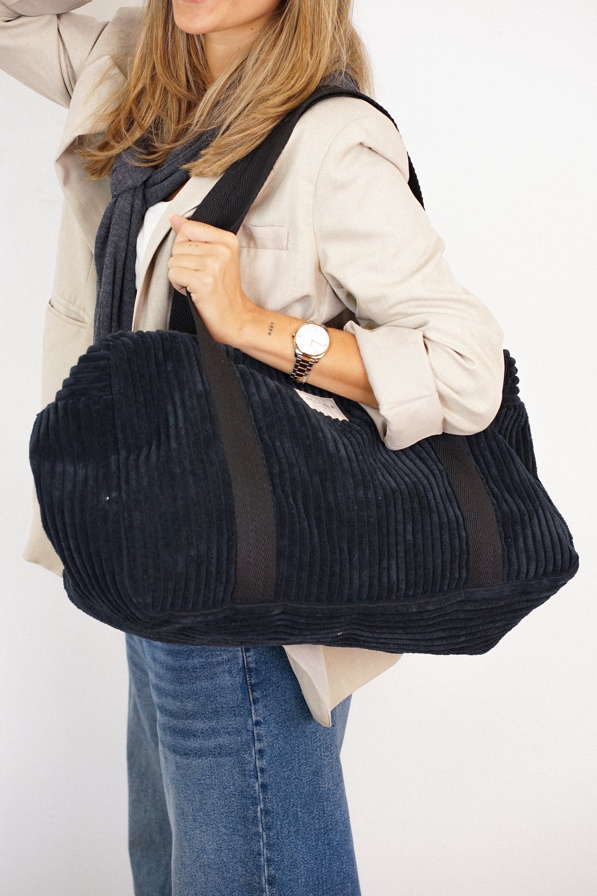 Bolso Curly, estampado en negro, azul, blanco, vista frontal — De La Mur