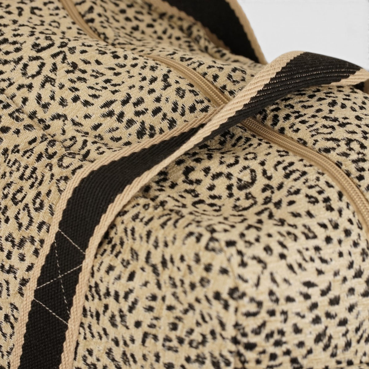 Bolso Koto, estampado en negro, blanco, beige, detalle del material y el acabado — De La Mur