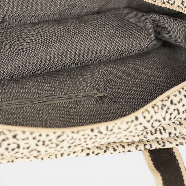 Bolso Koto, estampado en negro, blanco, beige, detalle del producto — De La Mur
