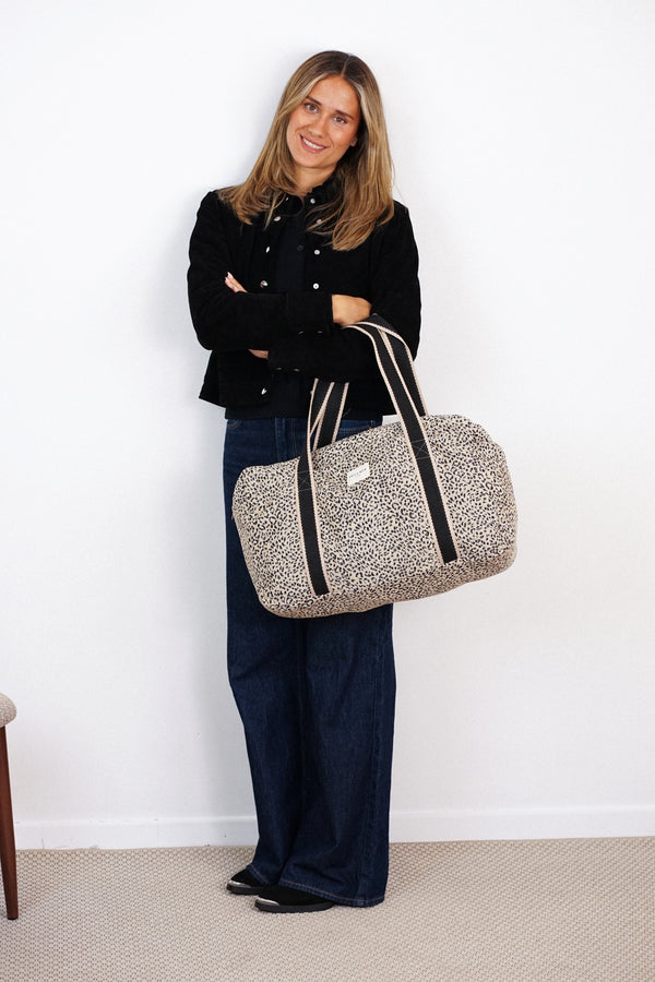 Bolso Koto, estampado en negro, blanco, beige, vista frontal — De La Mur