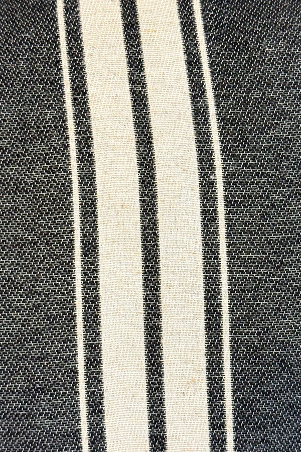 Bolsa pequeña Tica, estampado en negro, gris, azul, detalle del producto — De La Mur