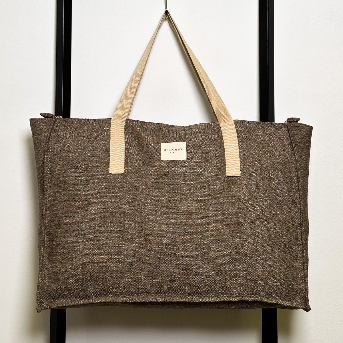 Bolso Dumbo, estampado en marrón, blanco, negro, vista frontal — De La Mur