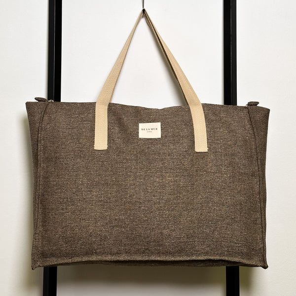 Bolso Dumbo, estampado en marrón, blanco, negro, vista frontal — De La Mur