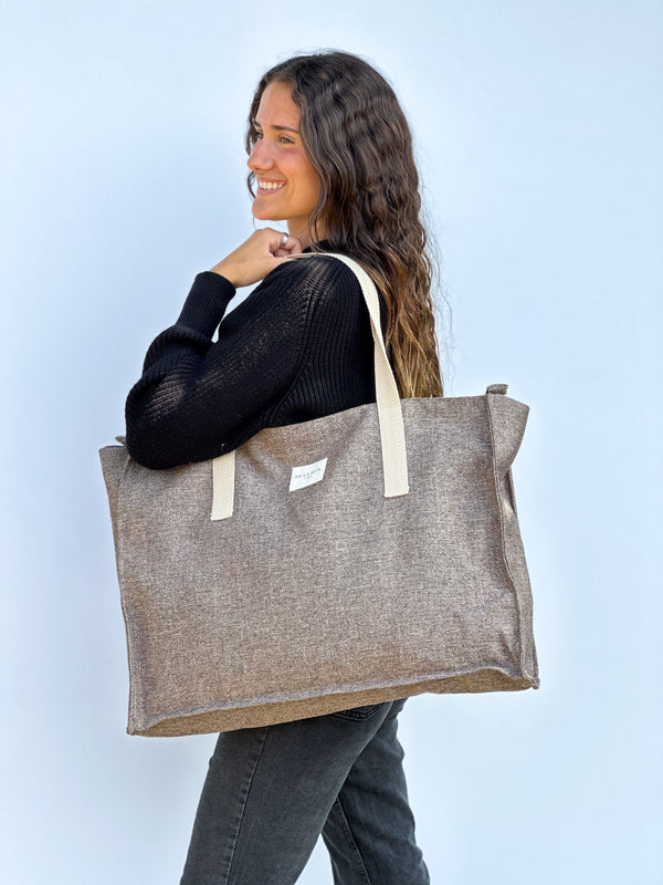 Bolso Dumbo, estampado en marrón, blanco, negro, vista en uso — De La Mur