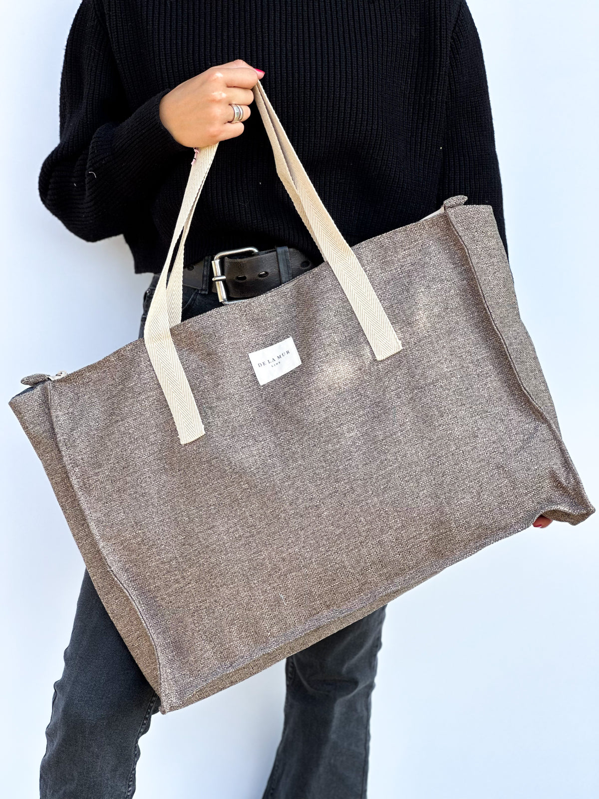 Bolso Dumbo, estampado en marrón, blanco, negro, detalle del estampado y el material — De La Mur