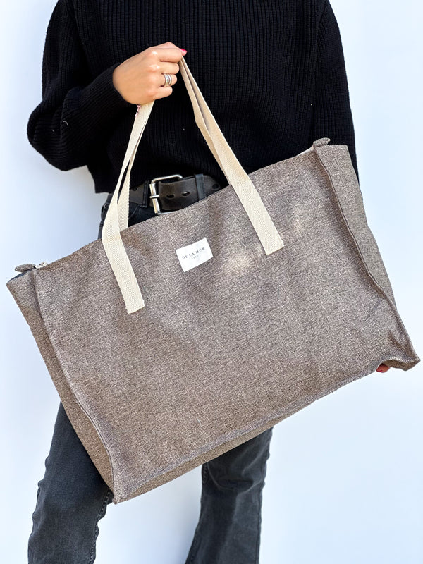 Bolso Dumbo, estampado en marrón, blanco, negro, detalle del estampado y el material — De La Mur
