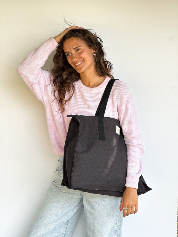 Bolso Mad, acabado negro, vista en uso — De La Mur