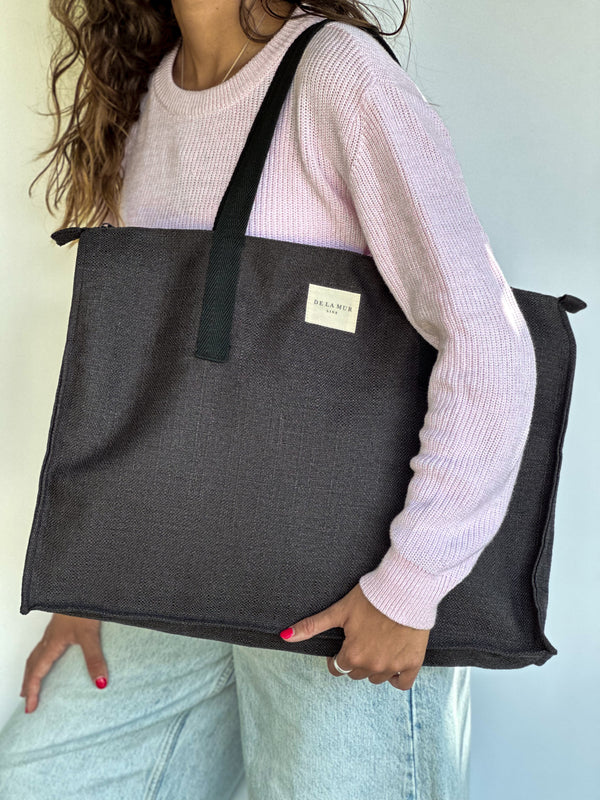 Bolso Mad, acabado negro, detalle del estampado y el material — De La Mur