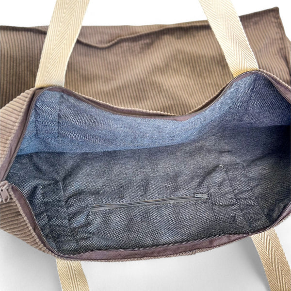 Bolso Xoc, estampado en marrón, rojo, gris, detalle del estampado y el material — De La Mur