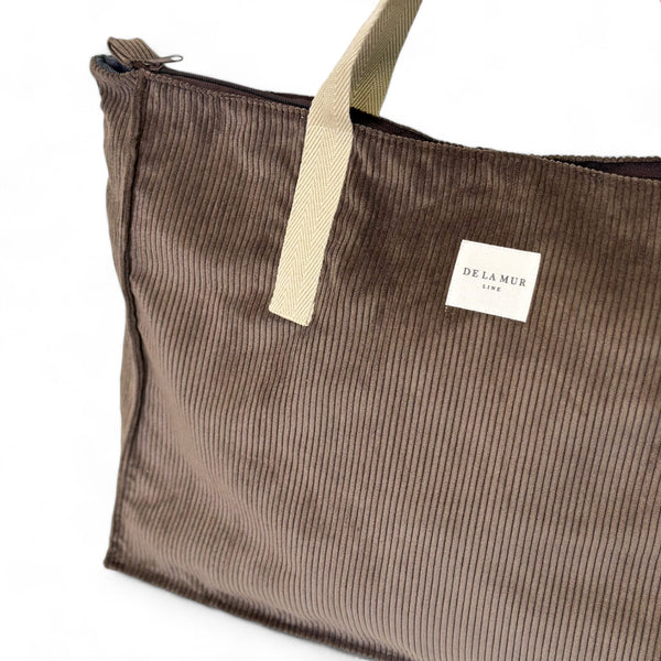 Bolso Xoc, estampado en marrón, rojo, gris, vista en uso — De La Mur