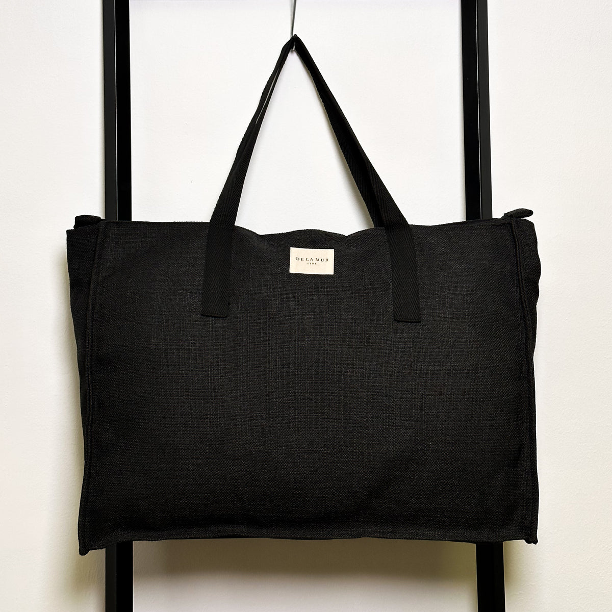 Bolso Mad, acabado negro, vista frontal — De La Mur