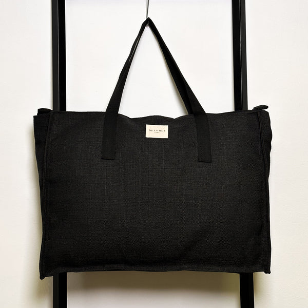 Bolso Mad, acabado negro, vista frontal — De La Mur