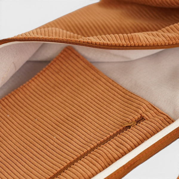 Bolso Barro, estampado en terracota, beige, blanco, detalle del material y el acabado — De La Mur