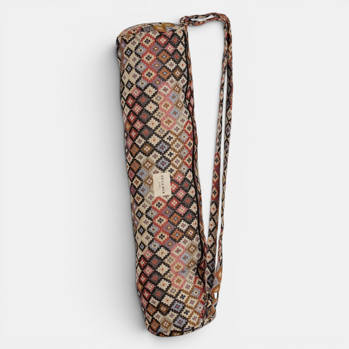 Bolso Ore, estampado en gris, beige, blanco, vista en uso — De La Mur