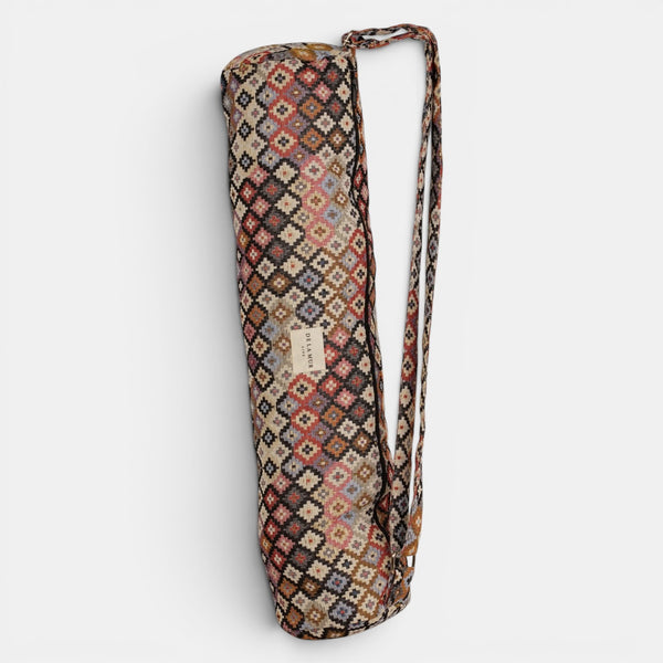 Bolso Ore, estampado en gris, beige, blanco, vista en uso — De La Mur