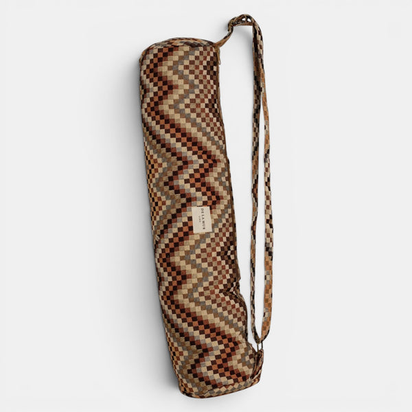 Bolso Pier, estampado en beige, marrón, blanco, vista en uso — De La Mur