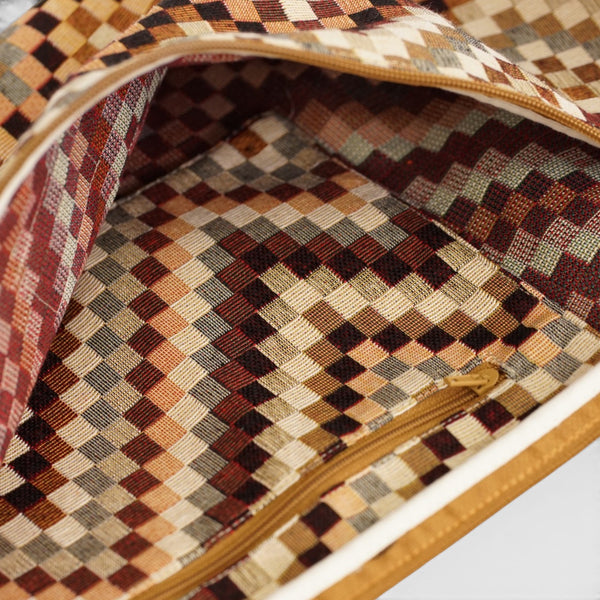 Bolso Pier, estampado en beige, marrón, blanco, detalle del material y el acabado — De La Mur