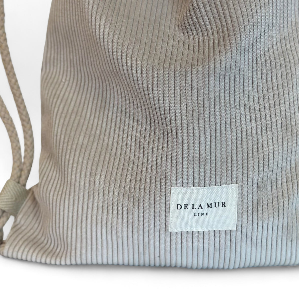 Monedero Tofe, estampado en marrón, beige, gris, vista en uso — De La Mur