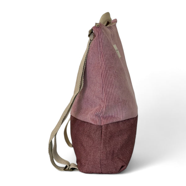 mochila Cot, estampado en rojo, morado, beige, detalle del material y el acabado — De La Mur
