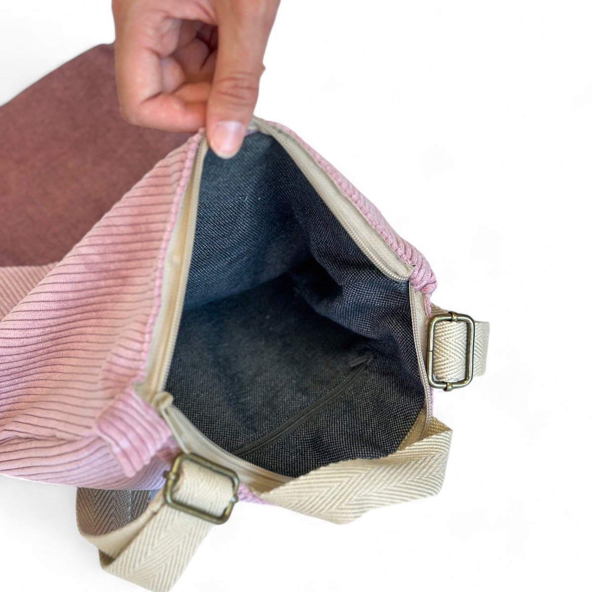 mochila Cot, estampado en rojo, morado, beige, detalle del producto — De La Mur