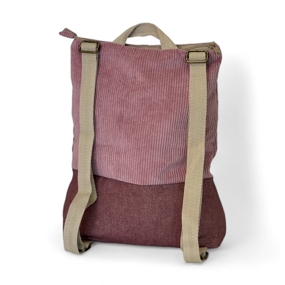mochila Cot, estampado en rojo, morado, beige, vista en uso — De La Mur