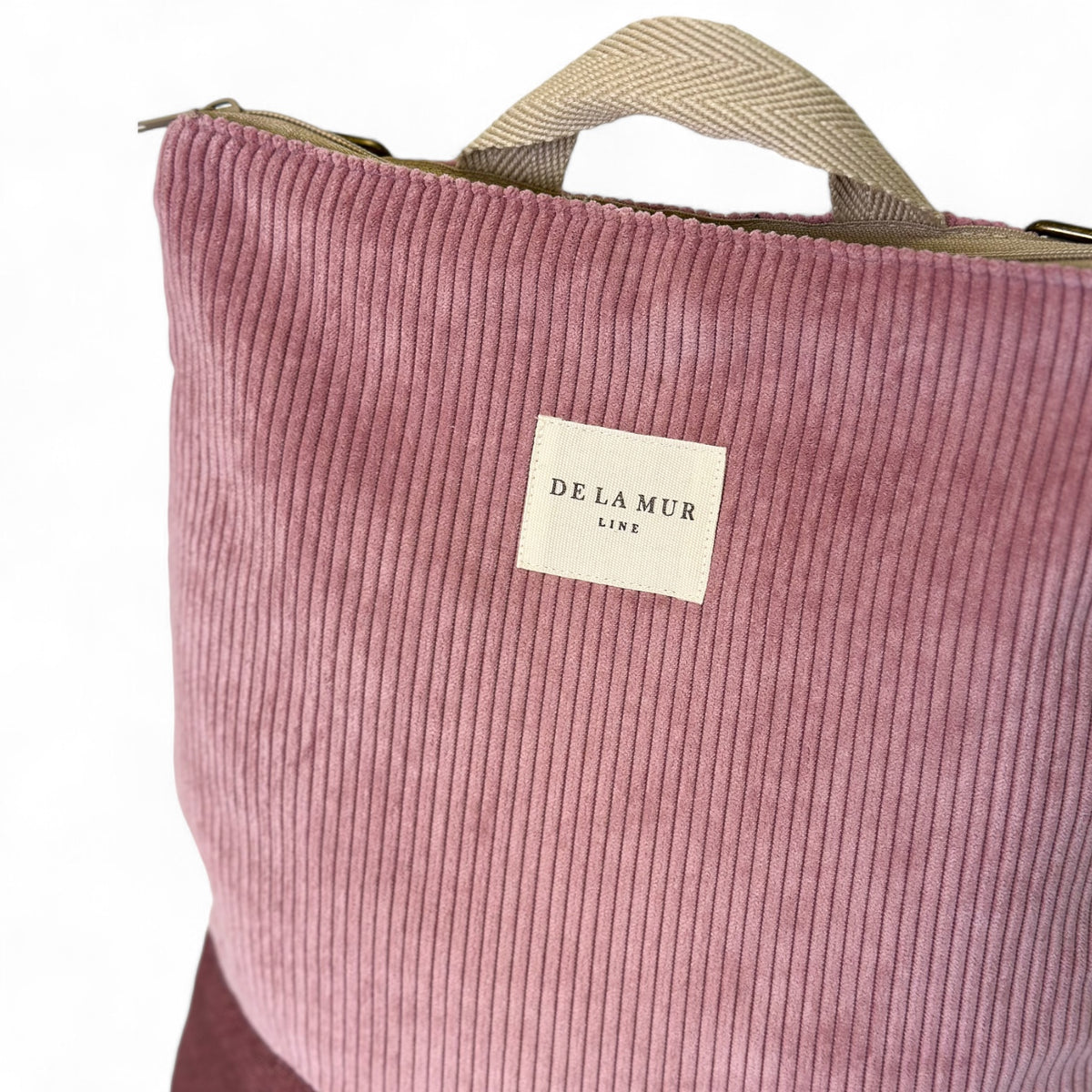 mochila Cot, estampado en rojo, morado, beige, detalle del estampado y el material — De La Mur