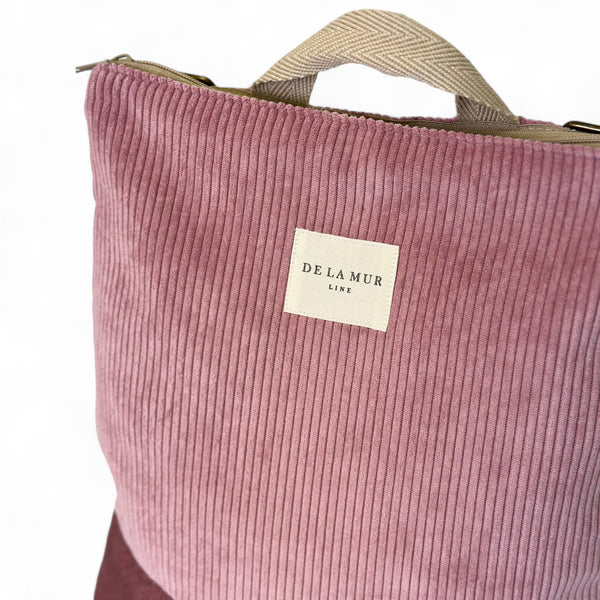 mochila Cot, estampado en rojo, morado, beige, detalle del estampado y el material — De La Mur