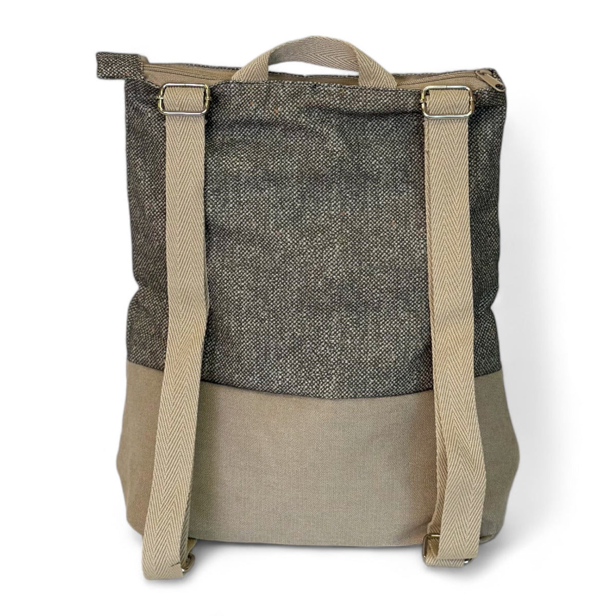 Zaino Punti, stampa in grigio, beige e marrone, in uso — De La Mur