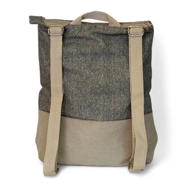 Zaino Punti, stampa in grigio, beige e marrone, in uso — De La Mur