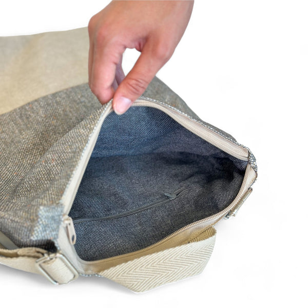 Zaino Punti, stampa in grigio, beige e marrone, dettaglio del prodotto — De La Mur