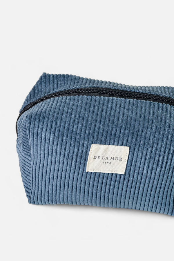 Beauty case medio ibiza, stampa in blu, bianco e nero, in uso — De La Mur