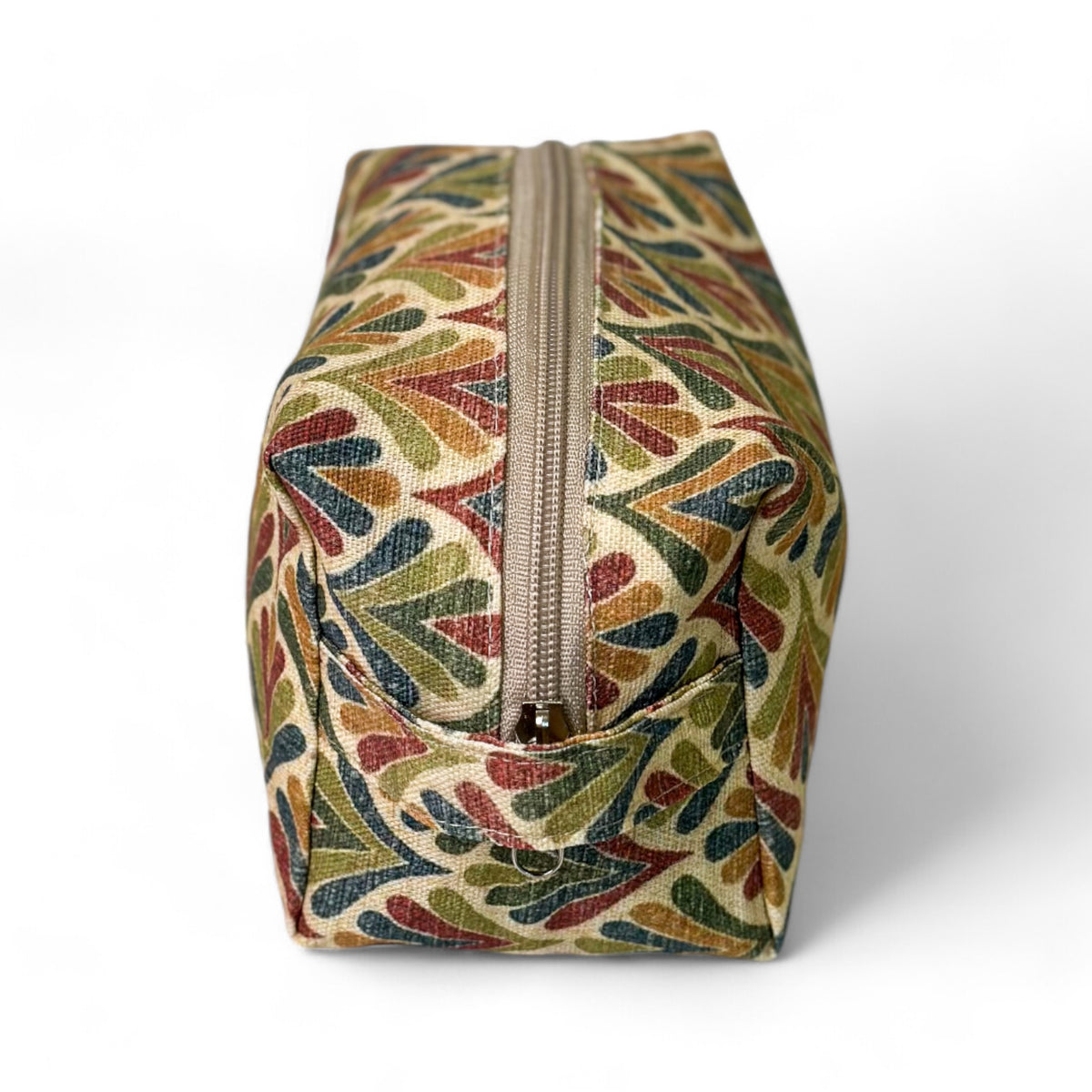Neceser mediano Mira, estampado en amarillo, naranja, beige, detalle del estampado y el material — De La Mur