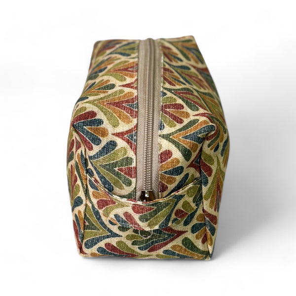 Neceser mediano Mira, estampado en amarillo, naranja, beige, detalle del estampado y el material — De La Mur