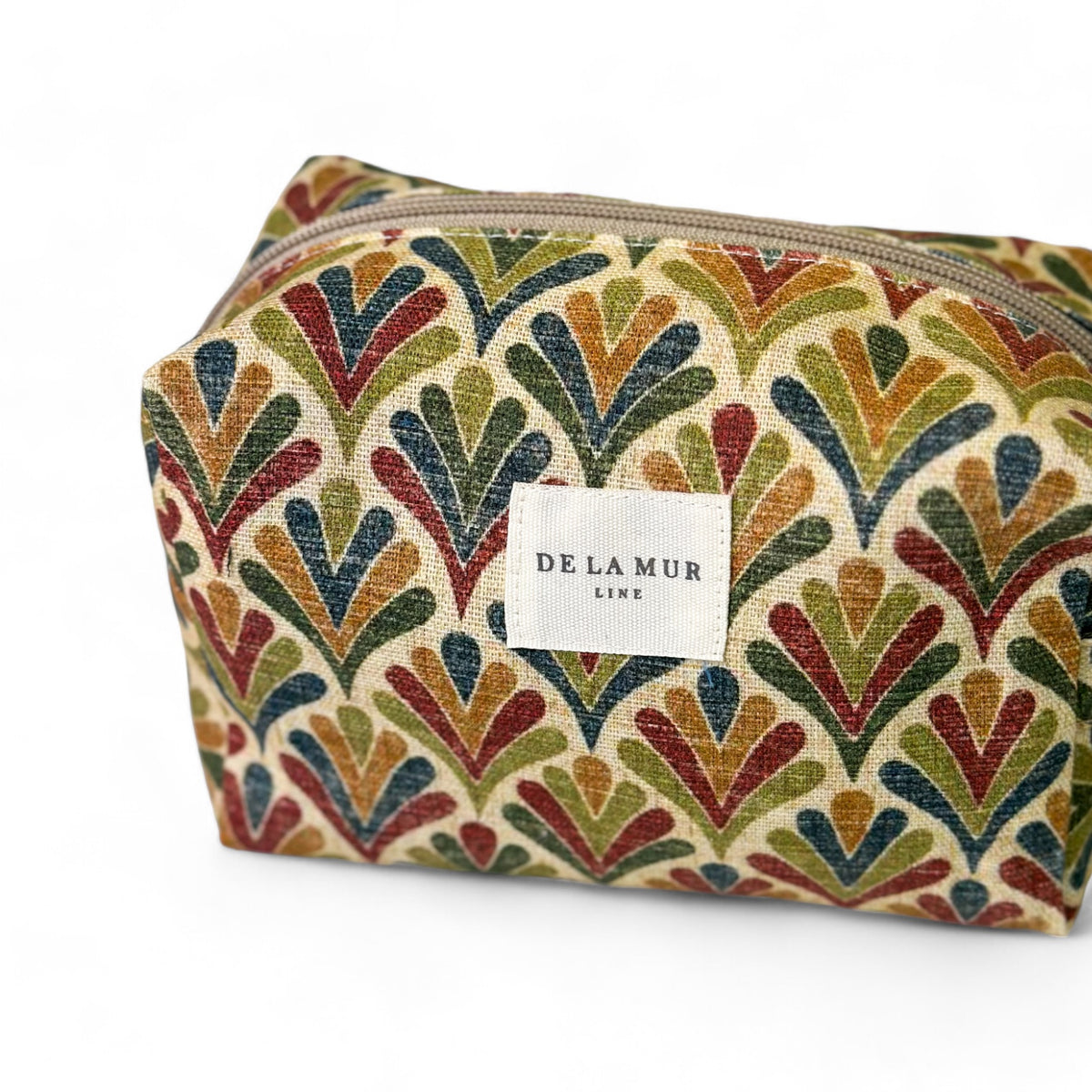 Neceser mediano Mira, estampado en amarillo, naranja, beige, vista en uso — De La Mur