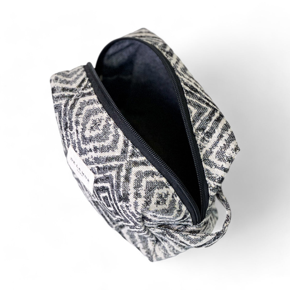 Neceser mediano Ria, estampado en gris, negro, blanco, detalle del material y el acabado — De La Mur