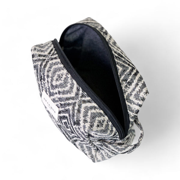 Neceser mediano Ria, estampado en gris, negro, blanco, detalle del material y el acabado — De La Mur