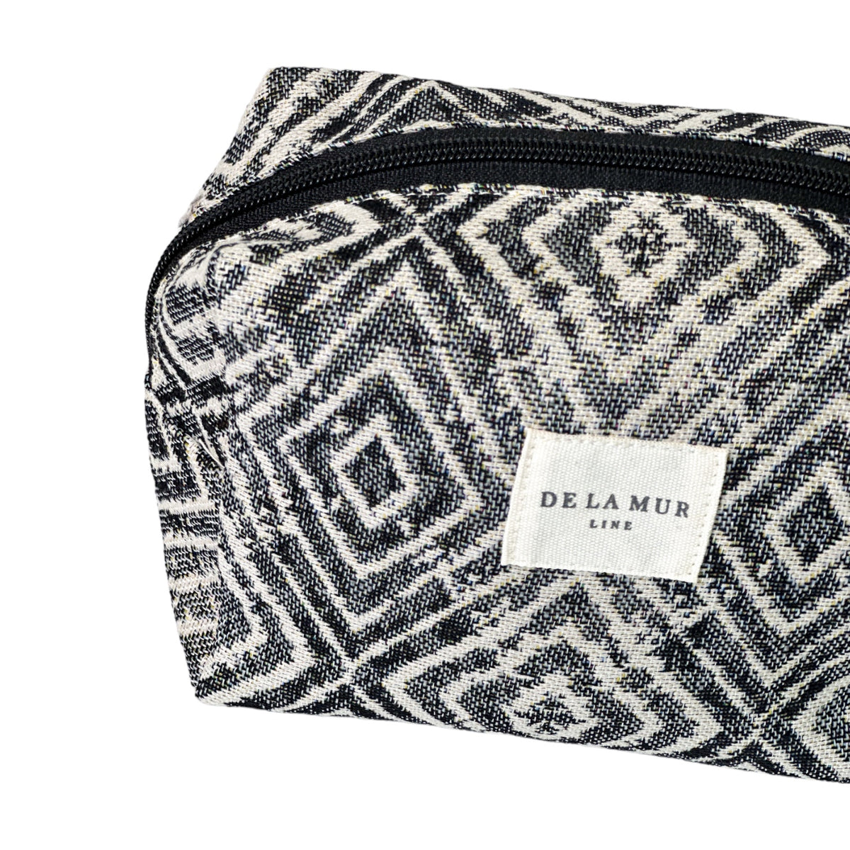 Neceser mediano Ria, estampado en gris, negro, blanco, vista en uso — De La Mur