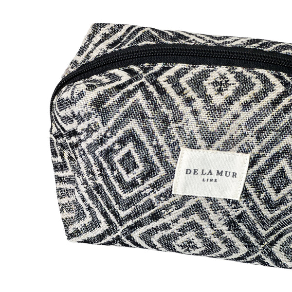 Neceser mediano Ria, estampado en gris, negro, blanco, vista en uso — De La Mur