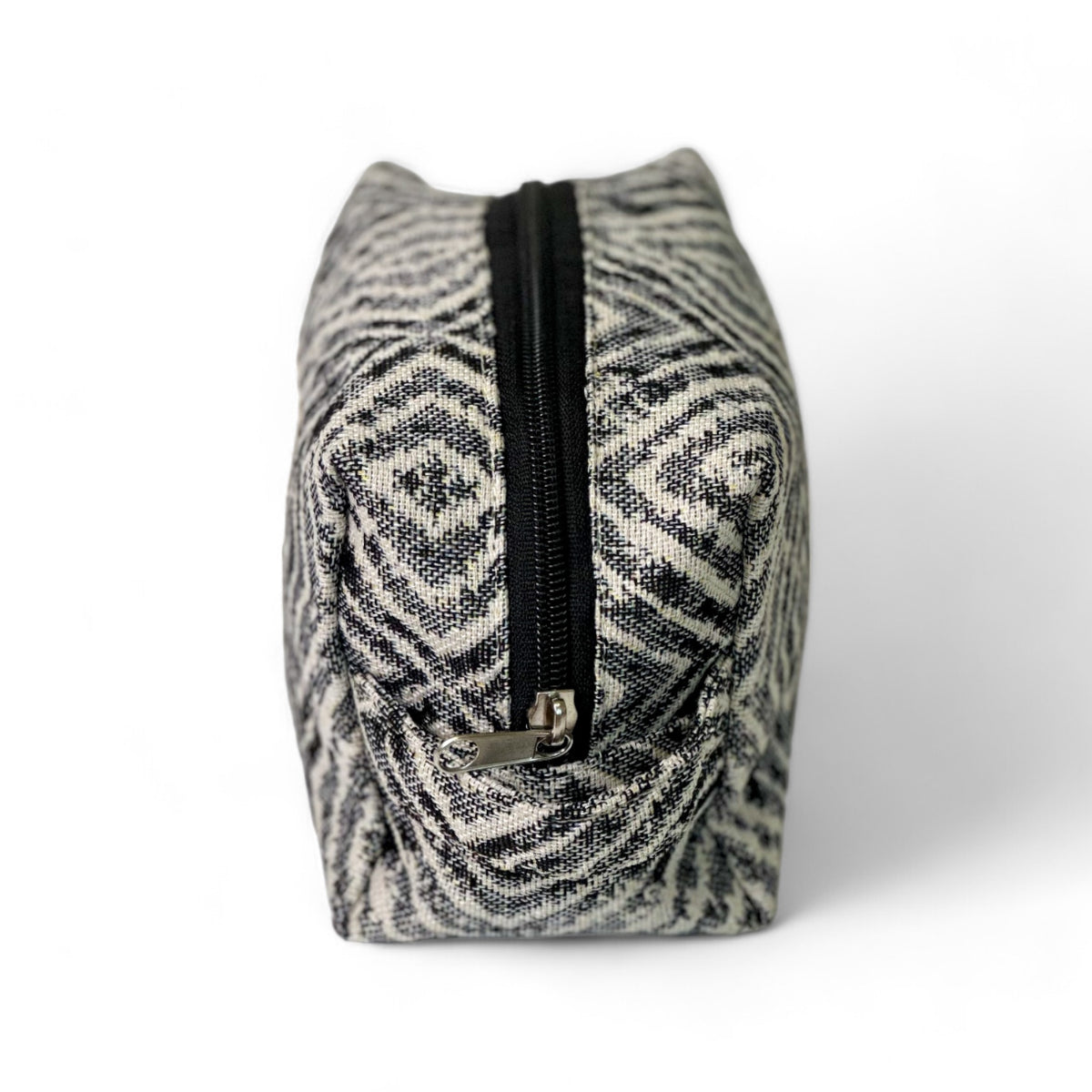 Neceser mediano Ria, estampado en gris, negro, blanco, detalle del estampado y el material — De La Mur