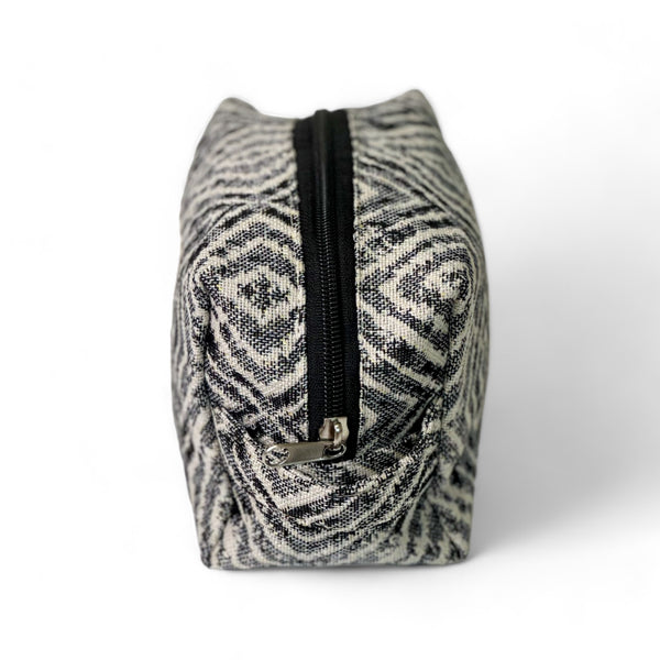 Neceser mediano Ria, estampado en gris, negro, blanco, detalle del estampado y el material — De La Mur