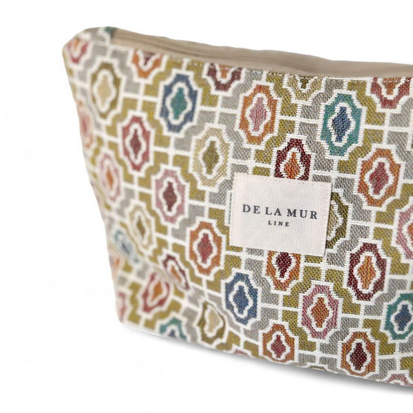 Neceser FIN, estampado en beige, marrón, amarillo, vista en uso — De La Mur