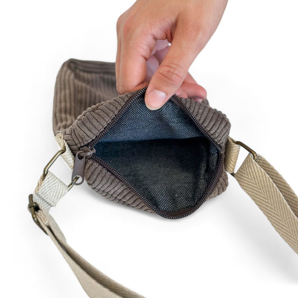 Bolso Xoc, estampado en marrón, blanco, rojo, vista en uso — De La Mur