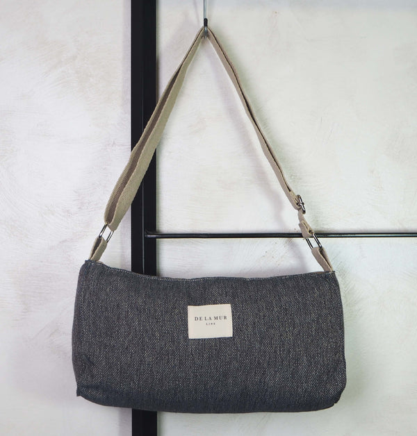 Bolso Den, estampado en gris, azul, negro, vista frontal — De La Mur
