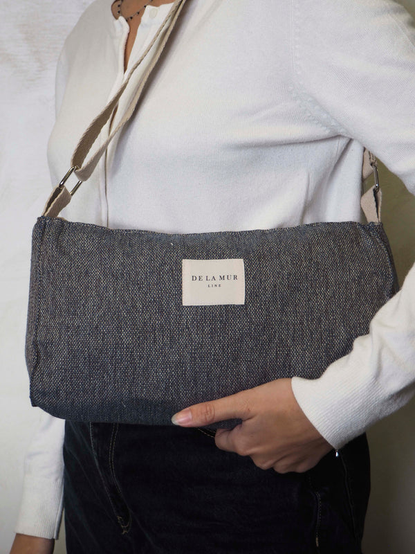 Bolso Den, estampado en gris, azul, negro, vista trasera — De La Mur