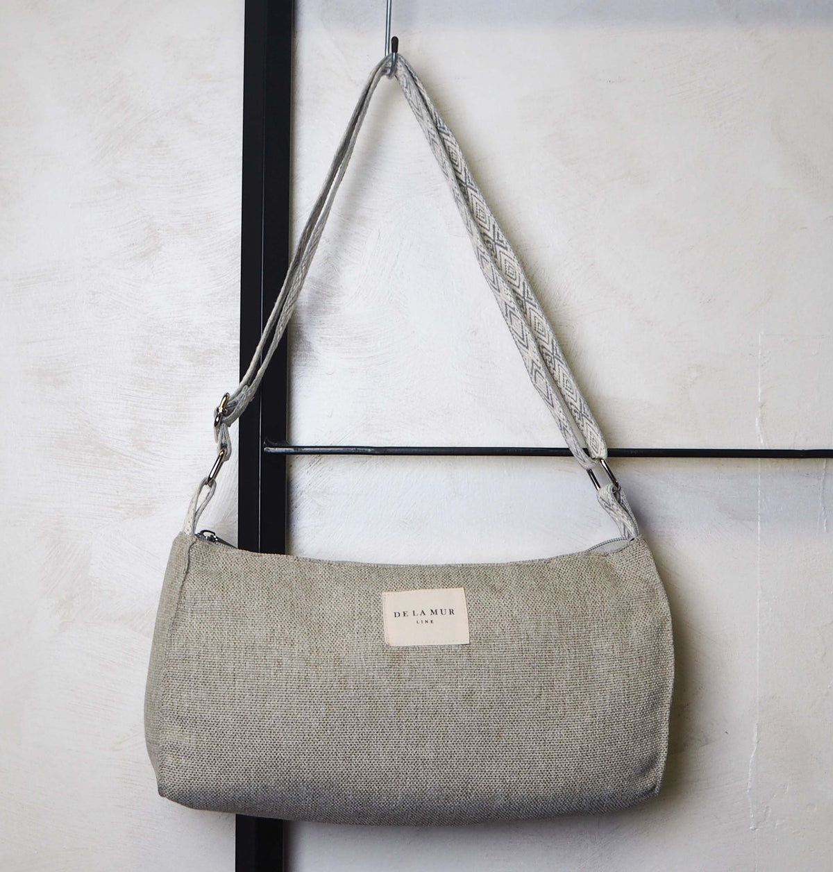 Bolso Ele, estampado en gris, negro, marrón, vista frontal — De La Mur