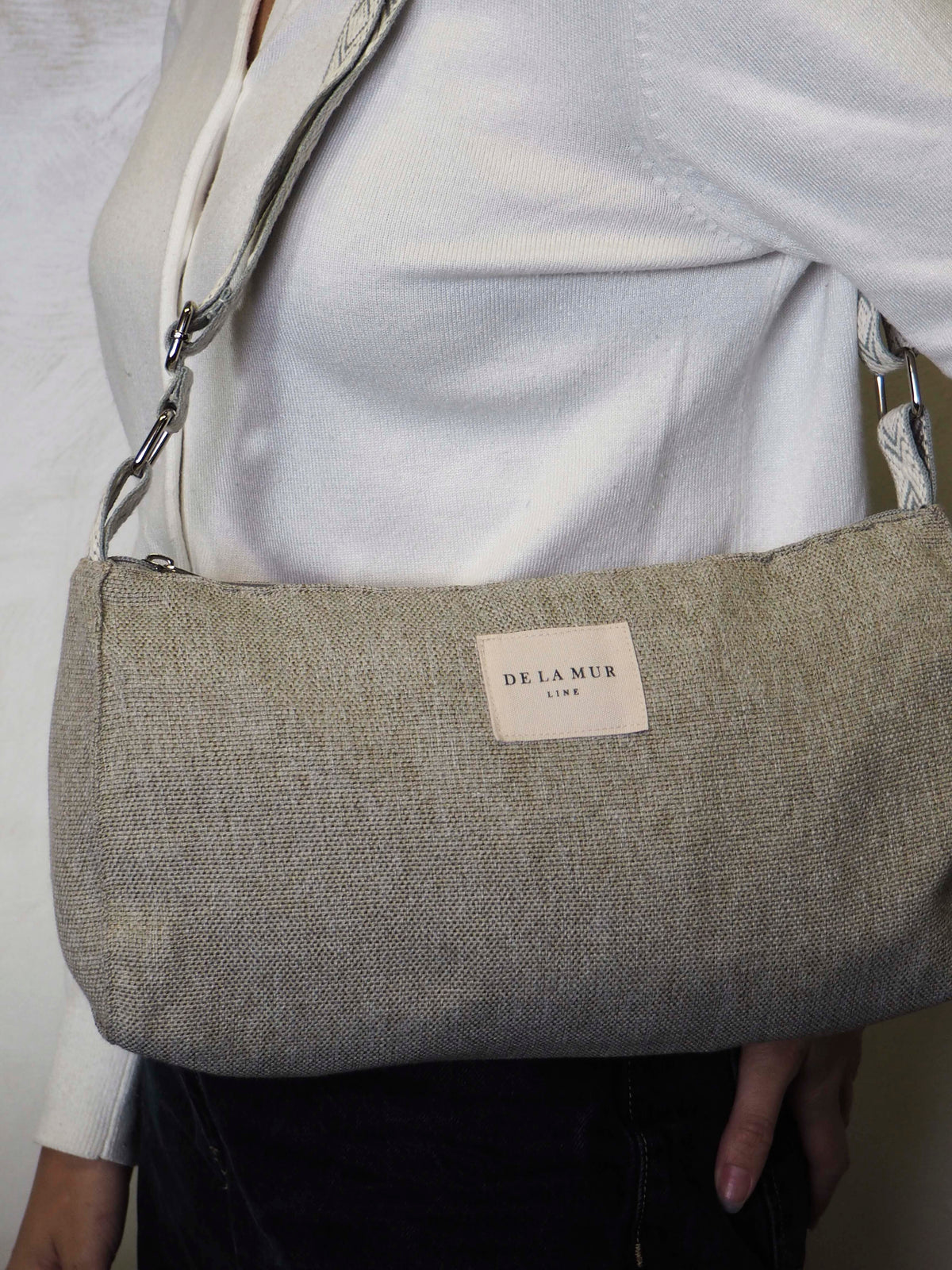 Bolso Ele, estampado en gris, negro, marrón, vista trasera — De La Mur