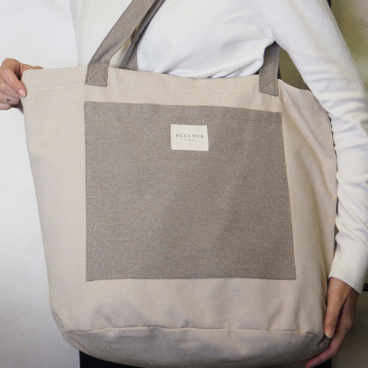 Bolsa de bolsillo Cairo, estampado en gris, beige, blanco, vista trasera — De La Mur