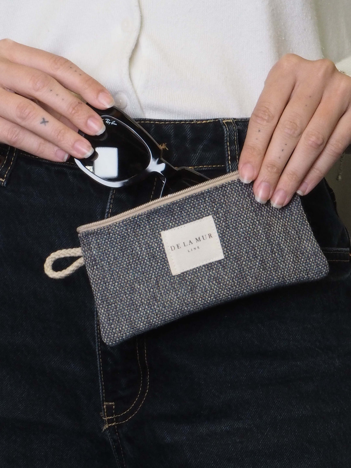 Monedero Den, estampado en gris, azul, negro, vista en uso — De La Mur